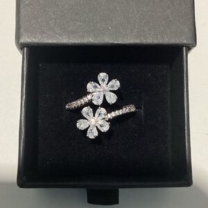 🌸Beautiful SilverTone Cz Diamond Flower open Adjustable Ring